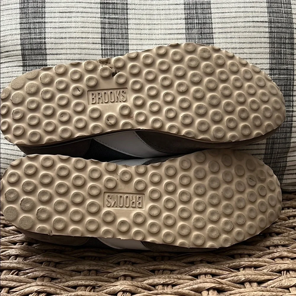Vintage Brooks Gray and White Women's Sneakers - Picture 7 of 12